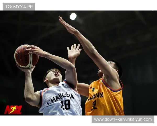 球员交换球衣瞬间，赛后友好互动展现体育精神